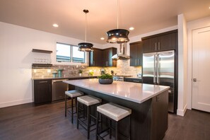 Frigorífico, microondas, horno y placa de cocina