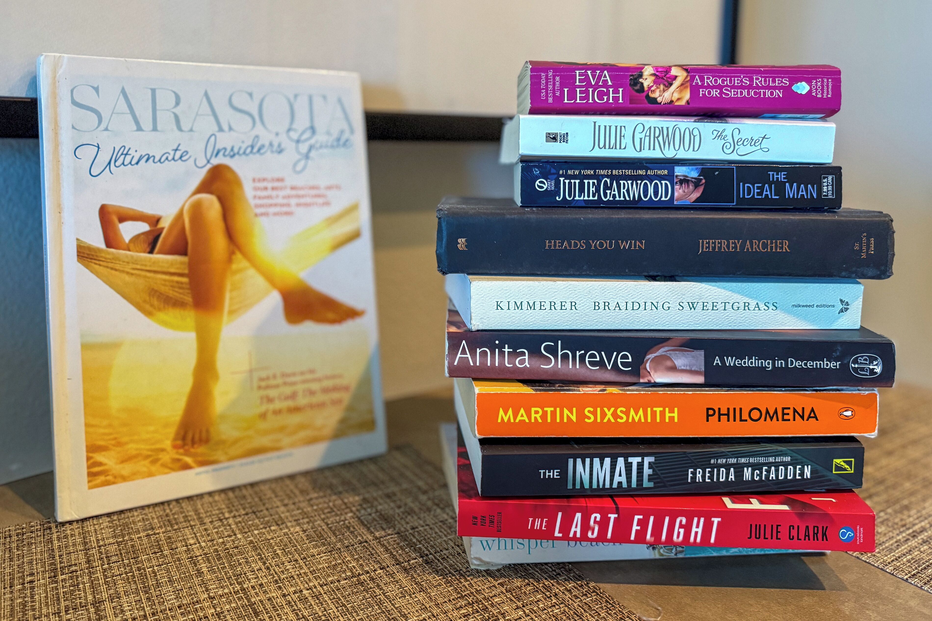 Une pile de livres posée sur une surface texturée.