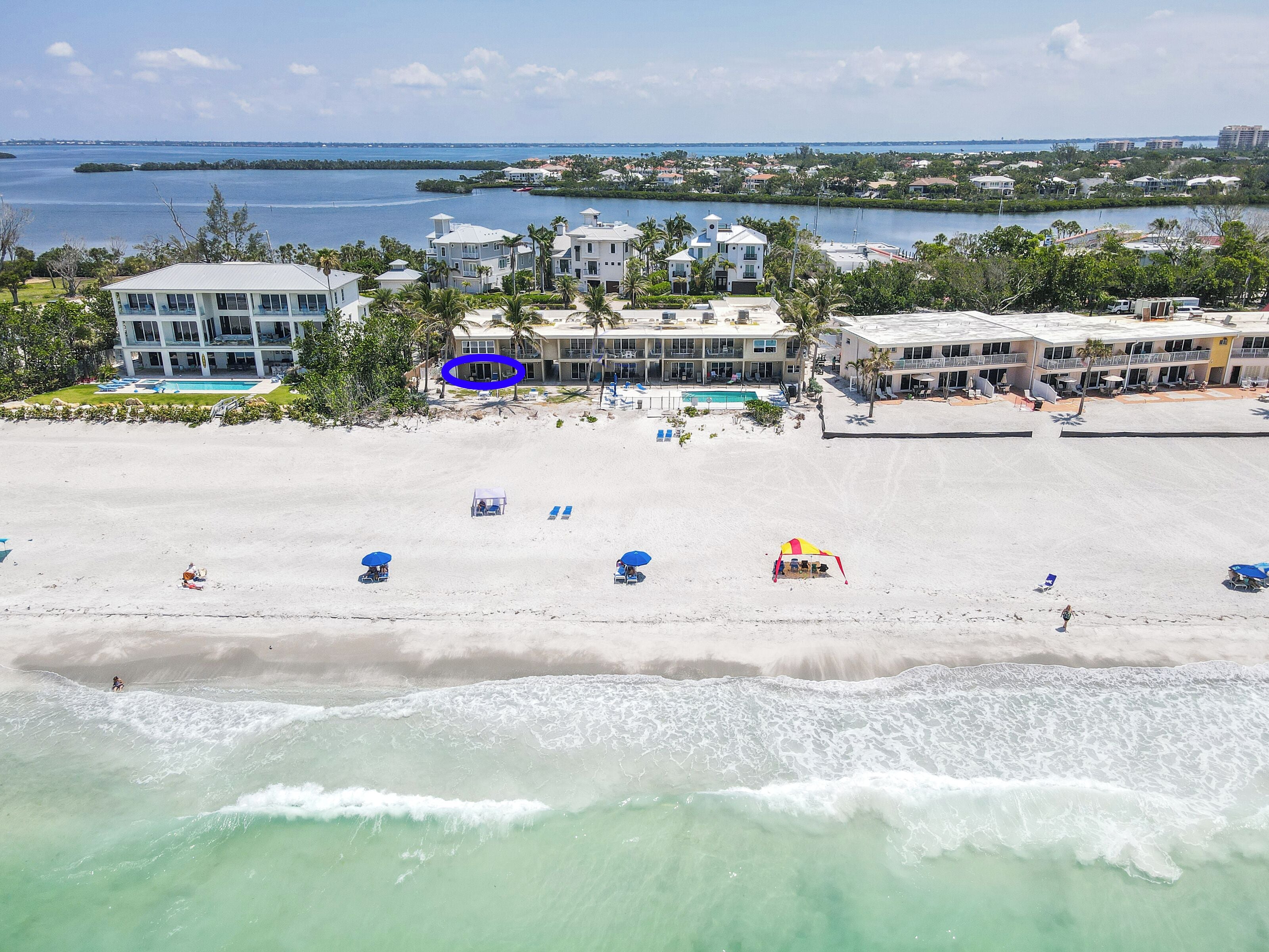 Ubicación a pie de playa, tumbonas y toallas de playa