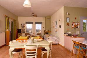 Smart-tv, pejs, dvd-afspiller, bøger