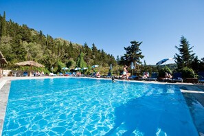 Piscine extérieure (ouverte en saison), parasols de plage
