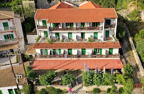 Vista frontal de la propiedad