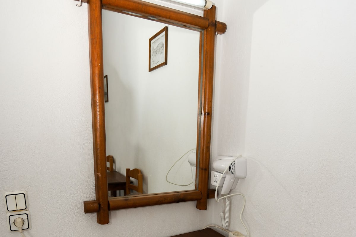 Caja de seguridad en la habitación y escritorio