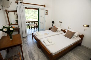 Een kluis op de kamer, een bureau, geluiddichte muren, gratis wifi