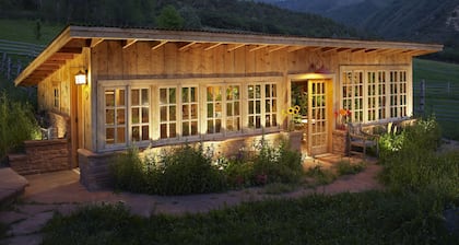 Scenic Creekside Pet Friendly Ranch House with 5 Cabins and Sauna.