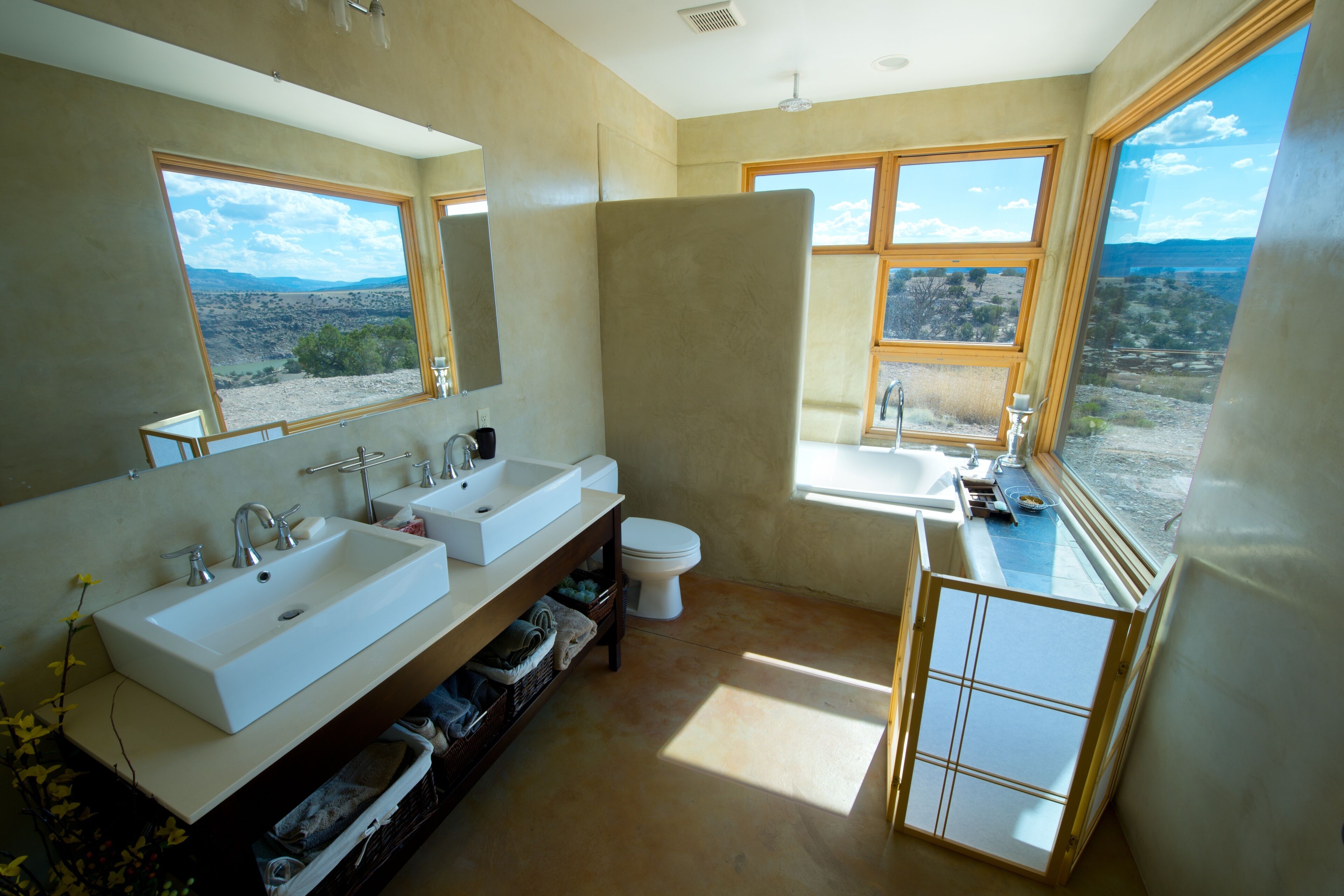 Combined shower/bathtub, hair dryer, towels