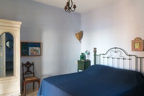 5 habitaciones, escritorio, tabla de planchar con plancha y wifi 