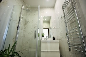 Studio Suite | Bathroom | Shower, rainfall showerhead, hair dryer, towels