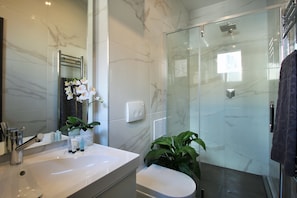 Suite Studio Supérieure | Salle de bain | Douche, douche à « effet pluie », sèche-cheveux, serviettes fournies