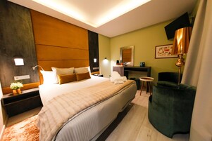 Habitación superior, 1 cama de matrimonio | Caja fuerte, decoración individual, escritorio y cortinas opacas