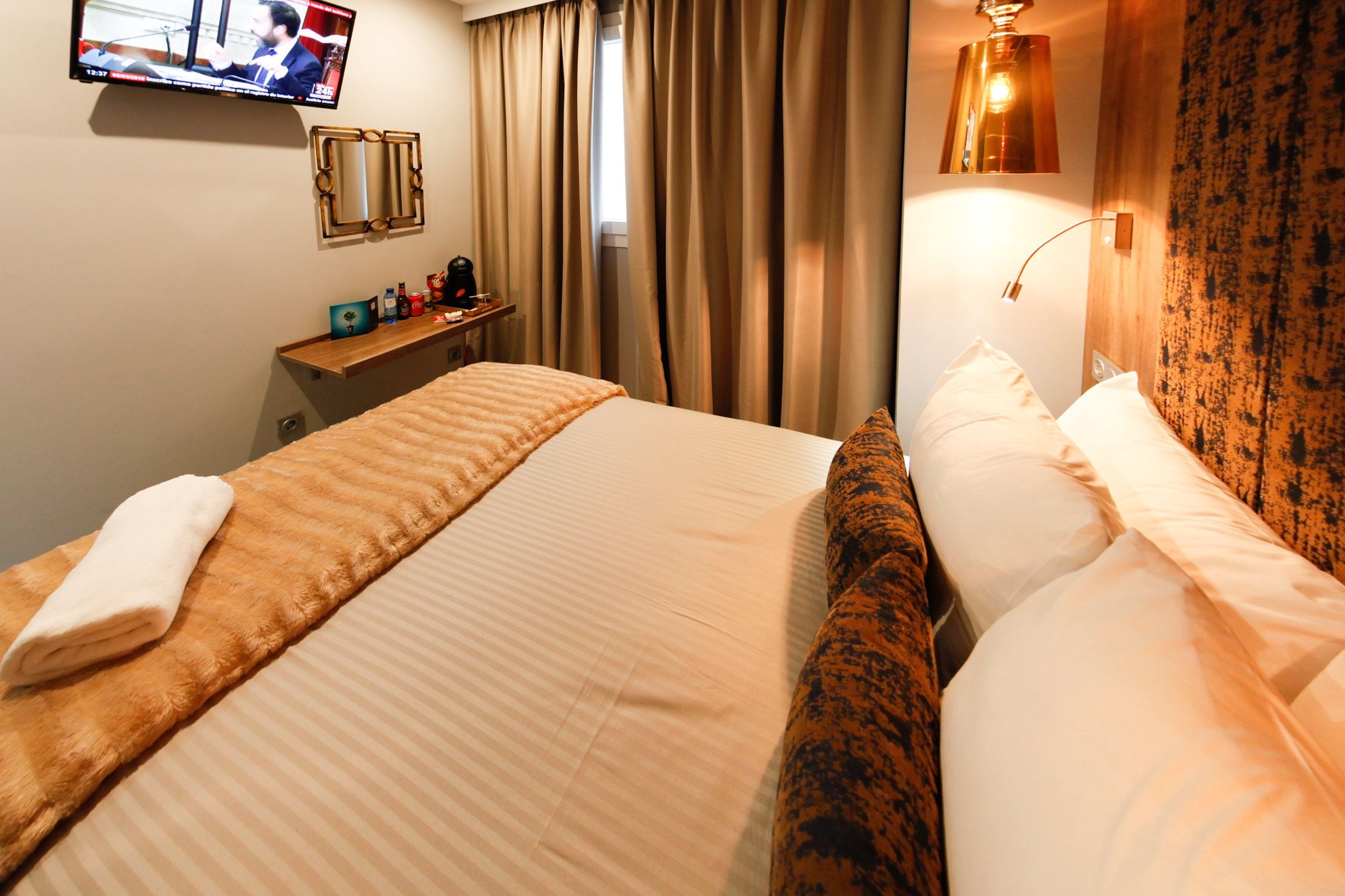 single room, 1 double bed | in-room safe, individually decorated, desk, blackout curtains