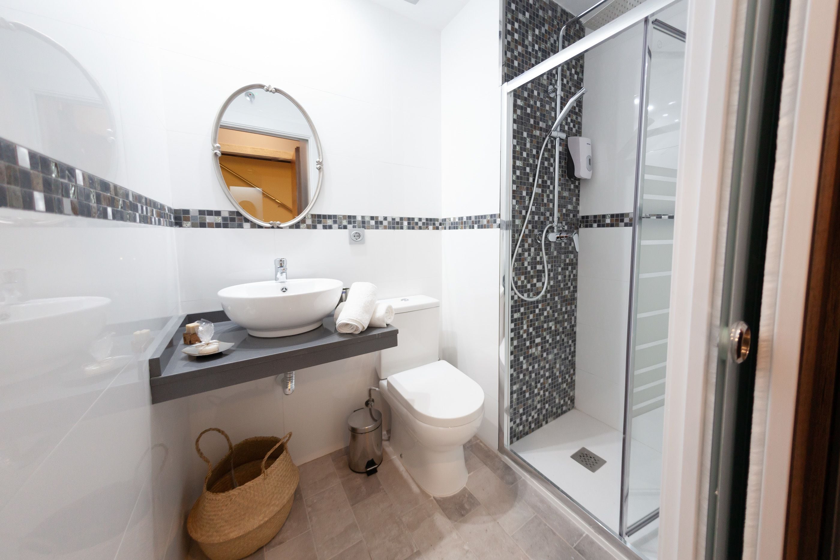 single room, 1 double bed | bathroom | shower, free toiletries, hair dryer, towels