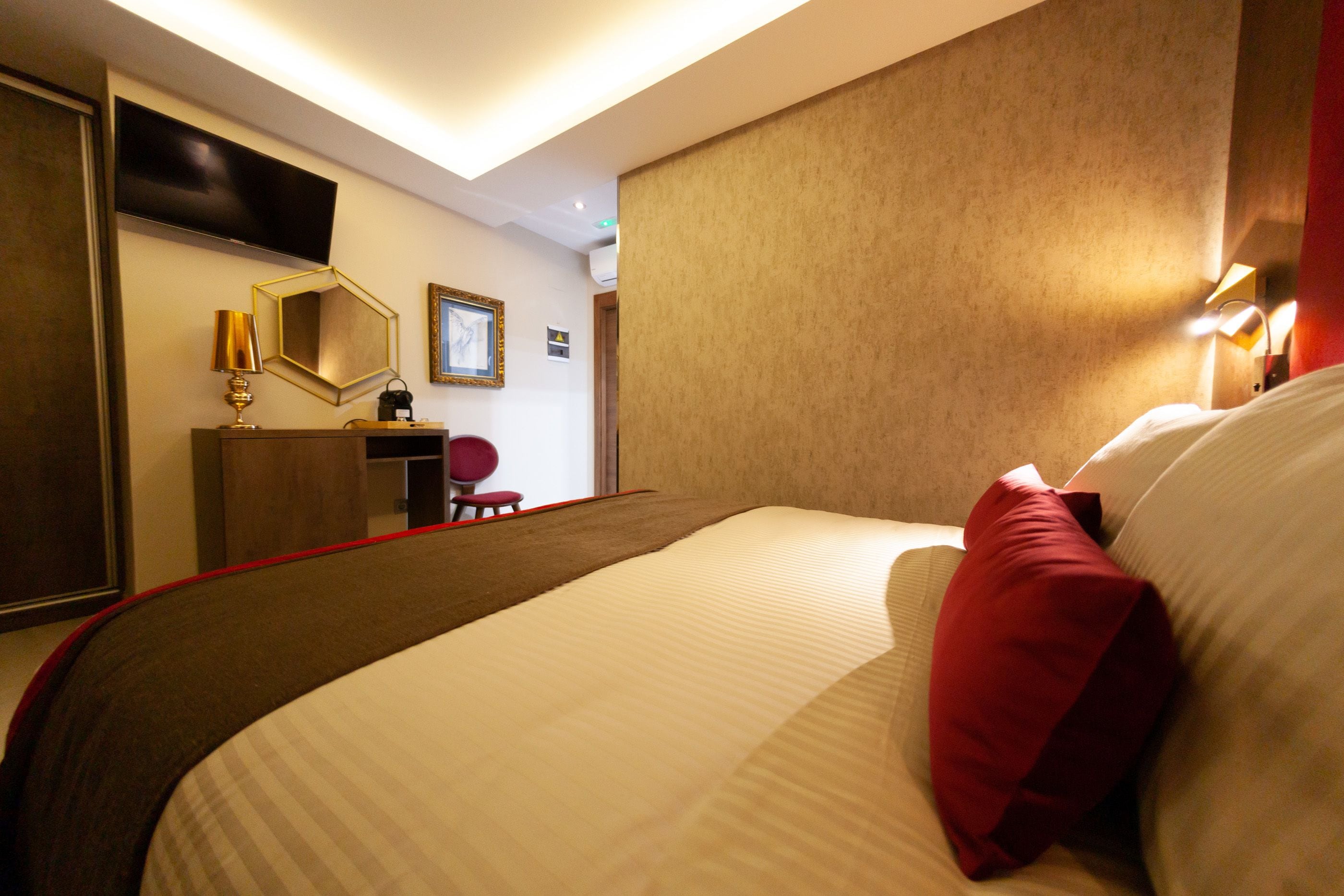 suite, 1 queen bed | in-room safe, individually decorated, desk, blackout curtains