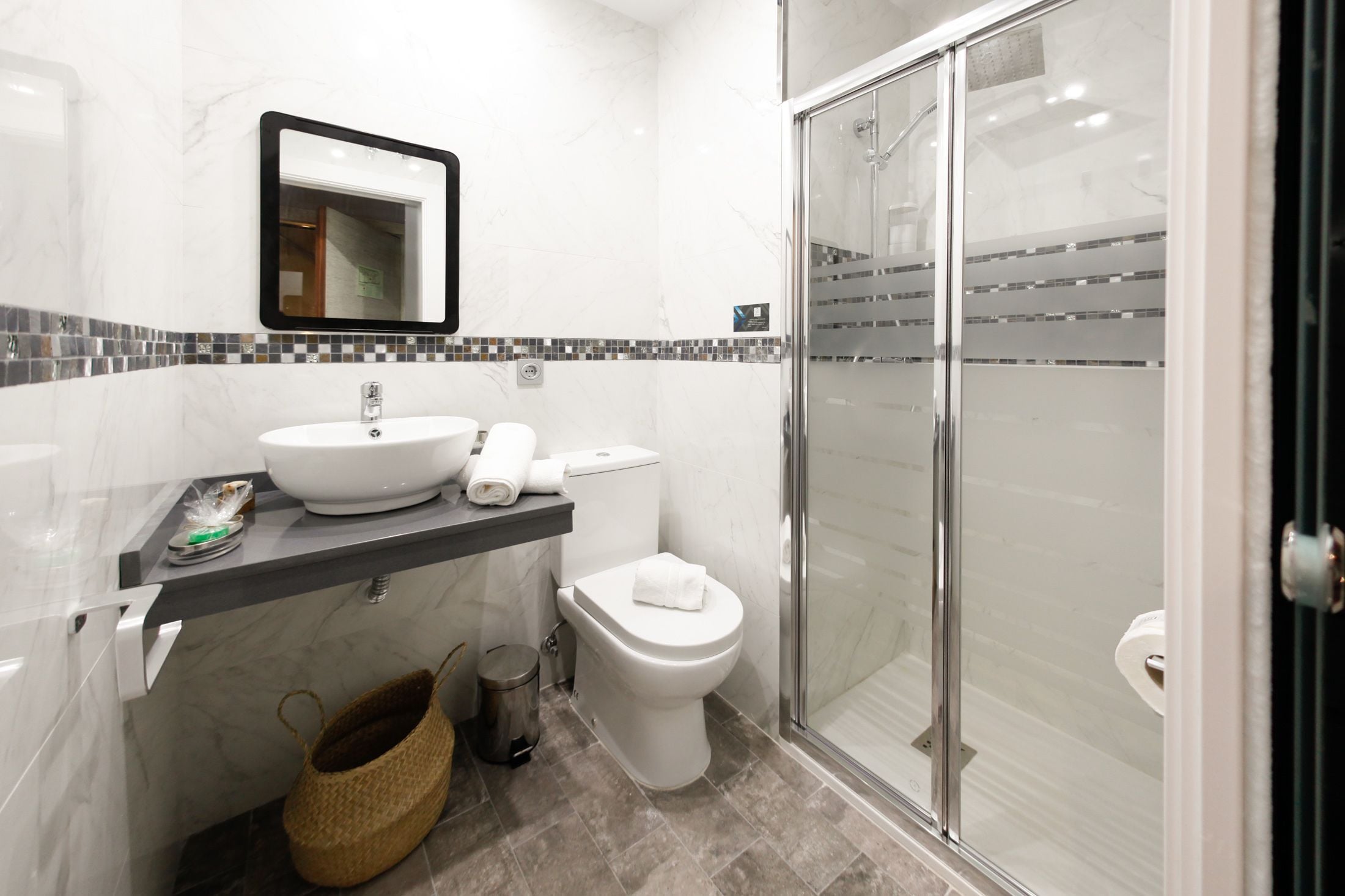 single room, 1 double bed | in-room safe, individually decorated, desk, blackout curtains