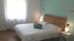 1 habitación, tabla de planchar con plancha y cuna de viaje