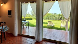 Una habitación con puerta de vidrio corredera que da a un patio al aire libre.