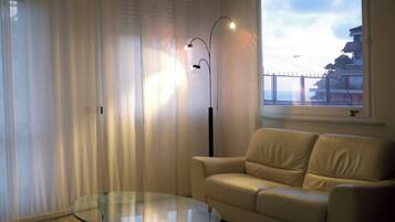 Smart-TV, Bücher, Stereoanlage, Drucker