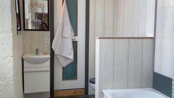Sèche-cheveux, serviettes fournies, papier toilette