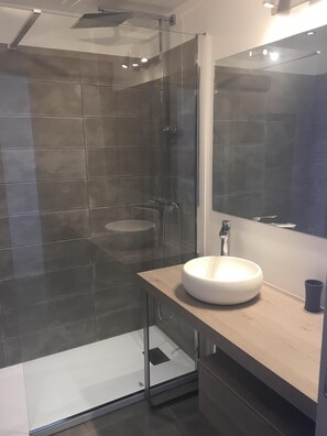 Douche, sèche-cheveux