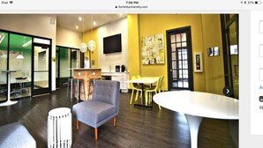 A modern interior with a dining area, a kitchen, and a seating area. - Apt for Sublease near TEEX (College Station)