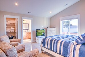 3 bedrooms, iron/ironing board, travel cot, free WiFi - Dog-friendly, Walk to Town/Beach, Golfing (Cedar) (Long Beach)