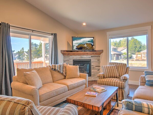 Smart TV, fireplace, ping pong - Dog-friendly, Walk to Town/Beach, Golfing (Cedar) (Long Beach)