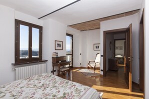 5 habitaciones, caja de seguridad en la habitación y escritorio 