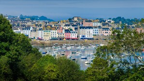 A coastal town with colorful buildings and a marina filled with boats. - dZI8, a place like no other ... for a successful holiday! (Douarnenez)
