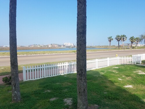 Ocean Melody - 1st Floor, Recently Remodeled, Walking distance to Beach!