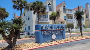 Opaste, jossa lukee: ”Beach Club Private Residences”, osoitteessa 14721 Whitecap Blvd.