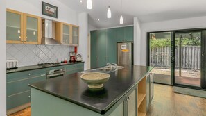 ثلاجة، ميكروويف، فرن، موقد طهي مسطح