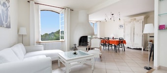 Charming Provencal farmhouse, swimming pool, sea view. Ideal for your holidays in Mougins!