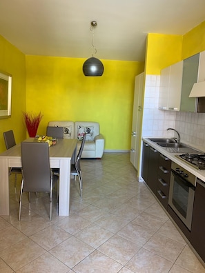 Fridge, oven, stovetop, coffee/tea maker