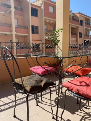 Outdoor dining - Alghero Lido, 2 bedroom, 2 balcony apartment , 5 minutes walk from the beach (Alghero)