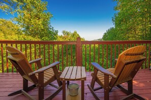 Property grounds - Rocking Bear: Mountain View! S/Secluded, Wifi, Games, Spacious Decks! (Sevierville)