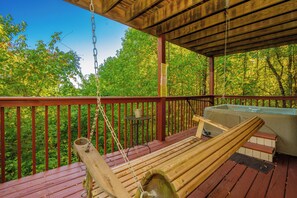 Outdoor spa tub - Rocking Bear: Mountain View! S/Secluded, Hot Tub, Wifi, Games, Spacious Decks! (Sevierville)