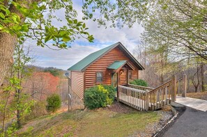 Exterior - Rocking Bear: Mountain View! S/Secluded, Hot Tub, Wifi, Games, Spacious Decks! (Sevierville)
