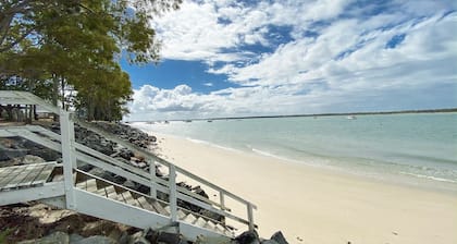 Stafford Hall - Burrum Heads- Riverfront- 3BR- Great Views
