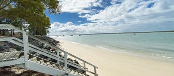 Stafford Hall - Burrum Heads- Riverfront- 3BR- Great Views