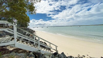 Stafford Hall - Burrum Heads- Riverfront- 3BR- Great Views