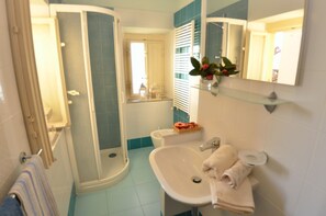 シャワー、ヘアドライヤー、ビデ