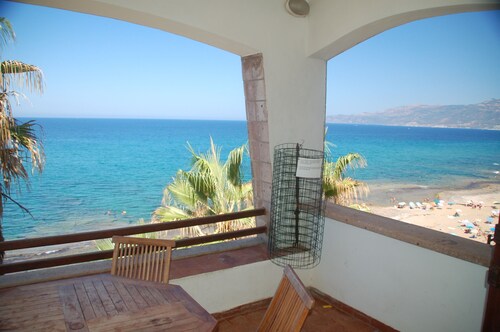 Villa Bosa, apartamento frente al mar en el área de Bosa, escalera privada a la playa WI