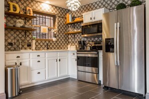 Täysikokoinen jääkaappi, mikroaaltouuni, uuni, liesi