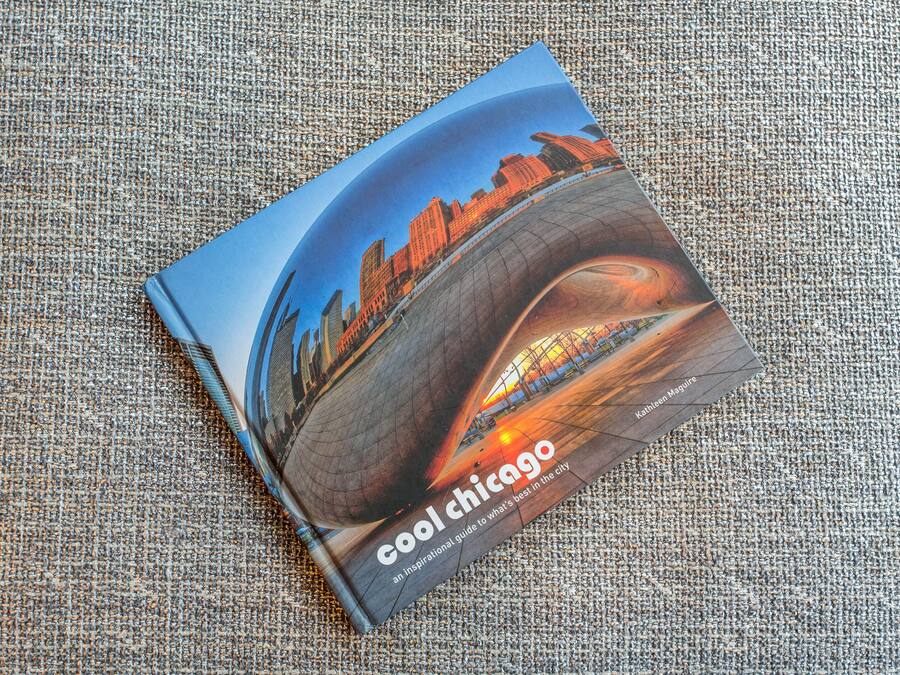Een boek met de titel 'coolchicago' en een omslag met een stadsgezicht.