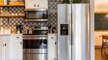 Full-size fridge, microwave, oven, stovetop