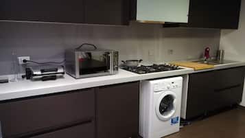 Frigorifero, microonde, forno, piano cottura