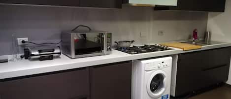 Frigorifero, microonde, forno, piano cottura
