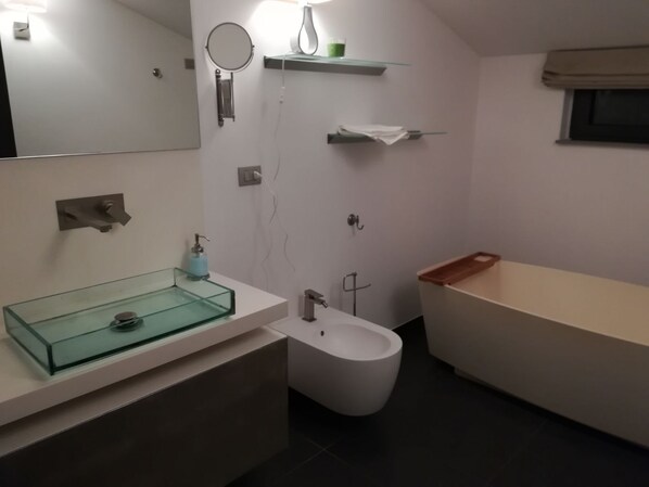 Een bad, een haardroger, een bidet, handdoeken