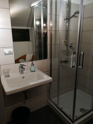 Een bad, een haardroger, een bidet, handdoeken