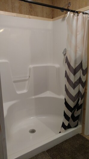 Ducha, bañera de hidromasaje, jabón y champú
